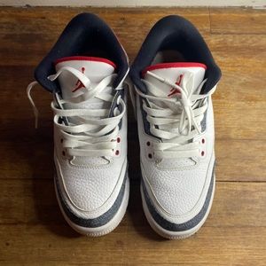 I’m selling Air Jordan 3s. They are a size 6.